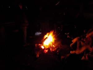 feu de camp avec participants